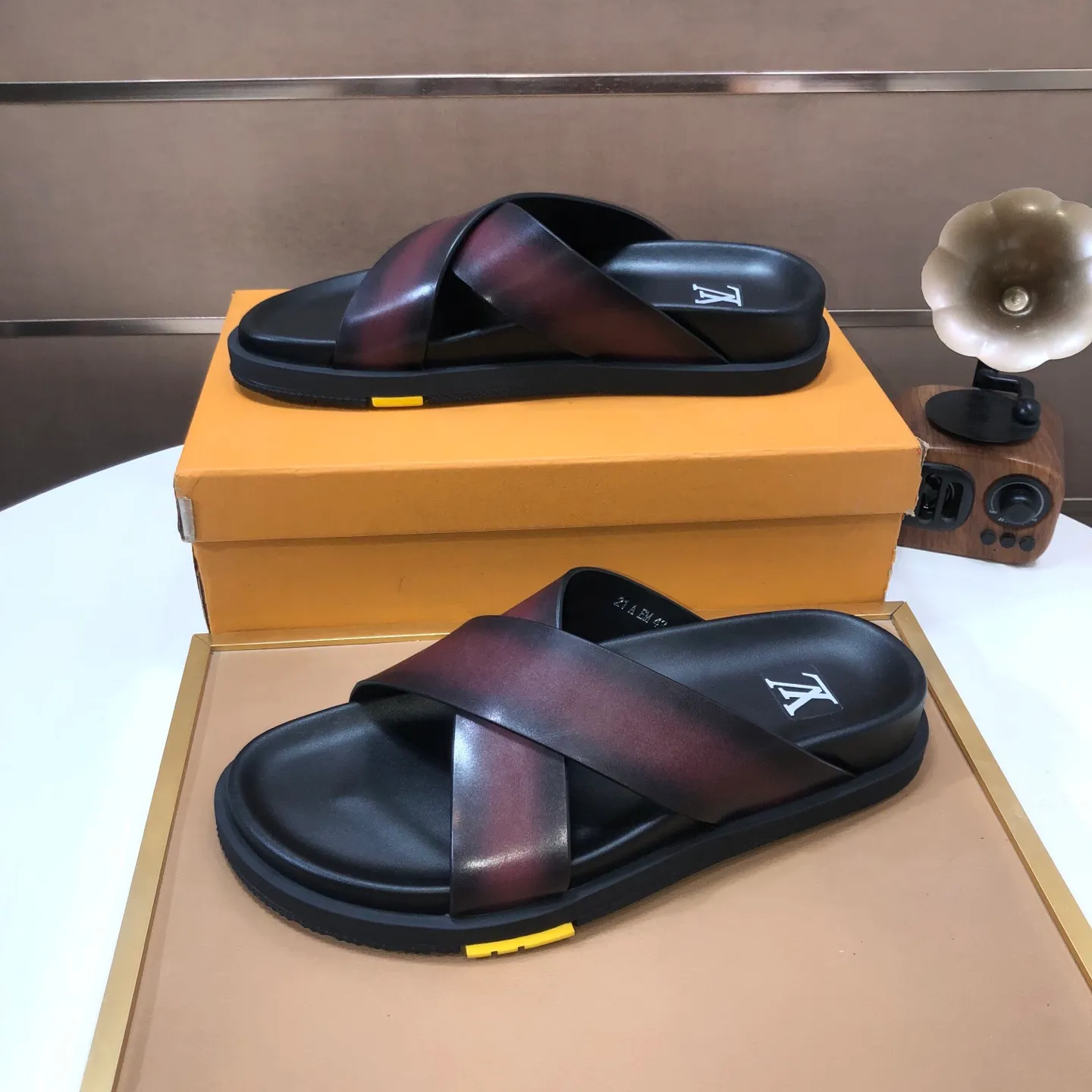 Men's shoes 💰400💰 [Louis Vuitton LV slippers] (high-end cowhide) counter 1:1 fashion style, a must-have for summer! The designer used LV’s iconic outsole. The original simple slippers instantly become fashionable! The upper is made of flexible special cowhide leather straps alternately, and the workmanship is exquisite! A must-have for stylish men in summer, size 38-45 (45 customized)
